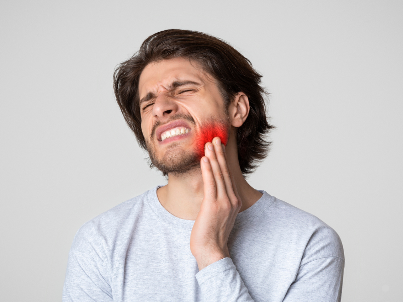 homem com dor na mandibula