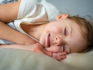 Bruxismo na infância criança rangendo os dentes