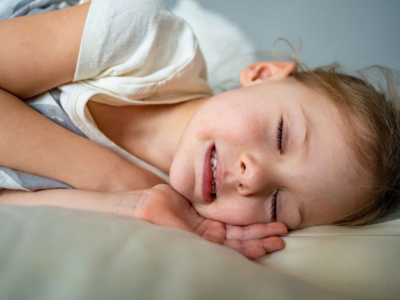 Bruxismo na infância criança rangendo os dentes